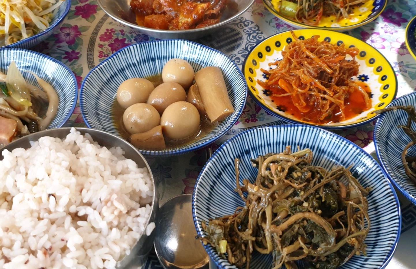 동네한바퀴 양평 14첩백반이 오봉에 놓여 있음