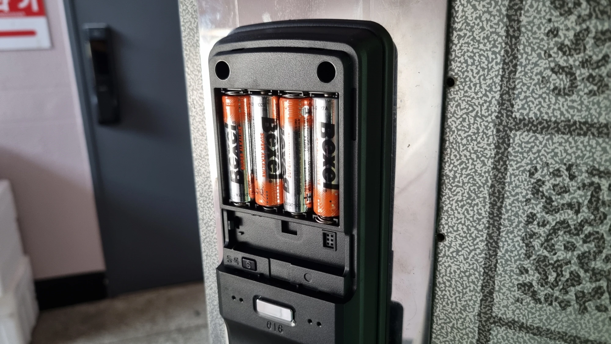 도어록 건전지 끼운 모습