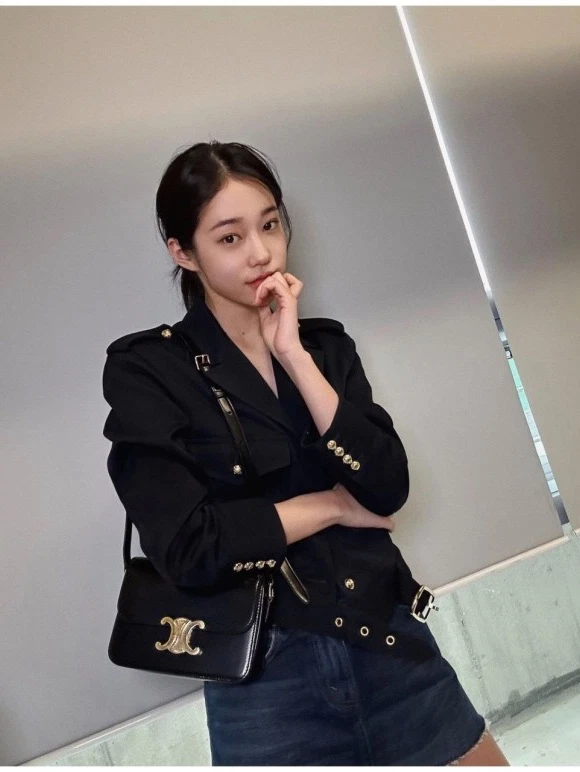 셀린느 트리옹프 노윤서