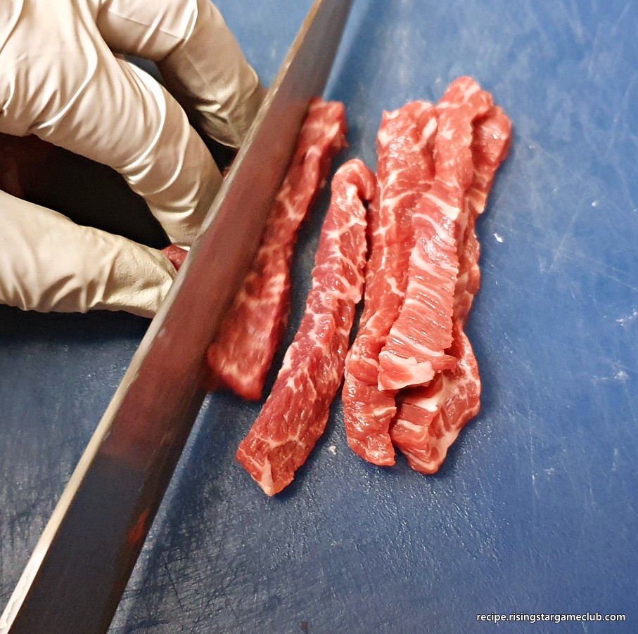 잡채에 들어갈 소고기(살치살)을 손질하고 있는 사진