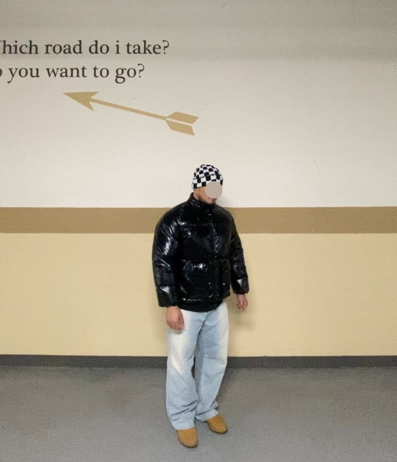 데일리룩('25. 11. 28.)마하그리드 체커보드 니트 비니, 마뗑킴 점퍼 패딩 숏패딩 유광패딩 유광점퍼 숏점퍼, 에러스익셉티드 와이드 연청 데님팬츠, 호킨스 스웨이드 첼시부츠