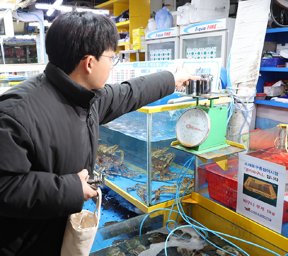 5일 남동구 관계자들이 인천 남동구 소래포구 어시장에서 불법 상행위 단속을 벌이고 있다. [사진=뉴시스]