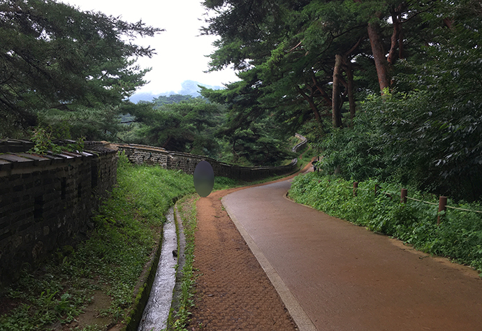 비에=젖은-땅-성곽길