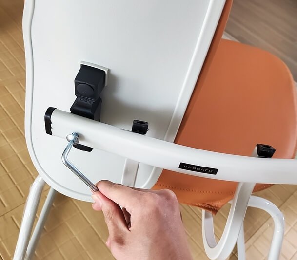 듀오백의자 DK - 043W 조립 중