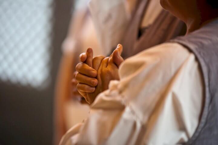 두 손을 모아 예불을 드리는 사람