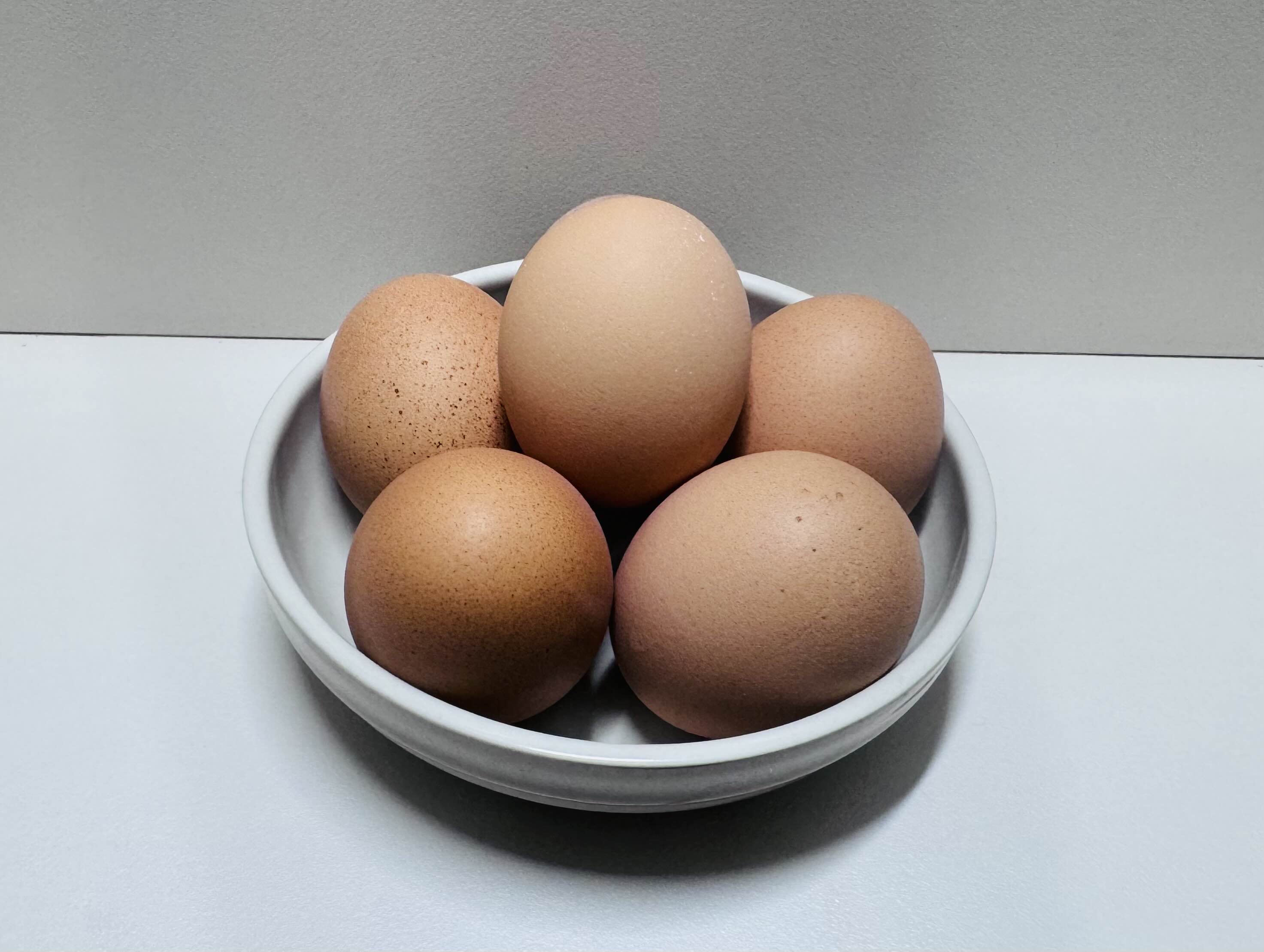 계란 삶는 방법, 먼저 계란은 실온에 30분에서 1시간 정도 둡니다.