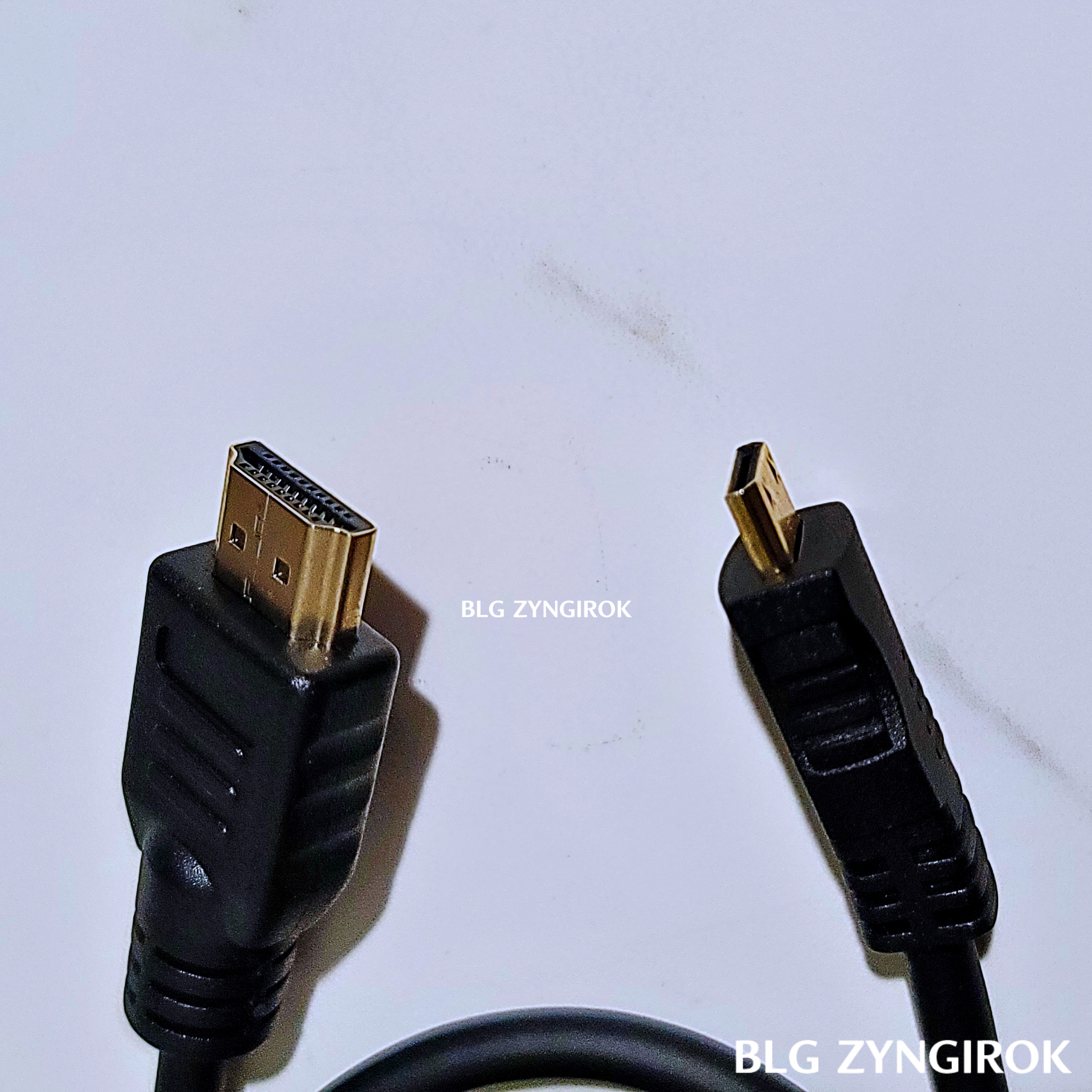 한쪽은 MINI HDMI 다른 한쪽은 USB C이다.