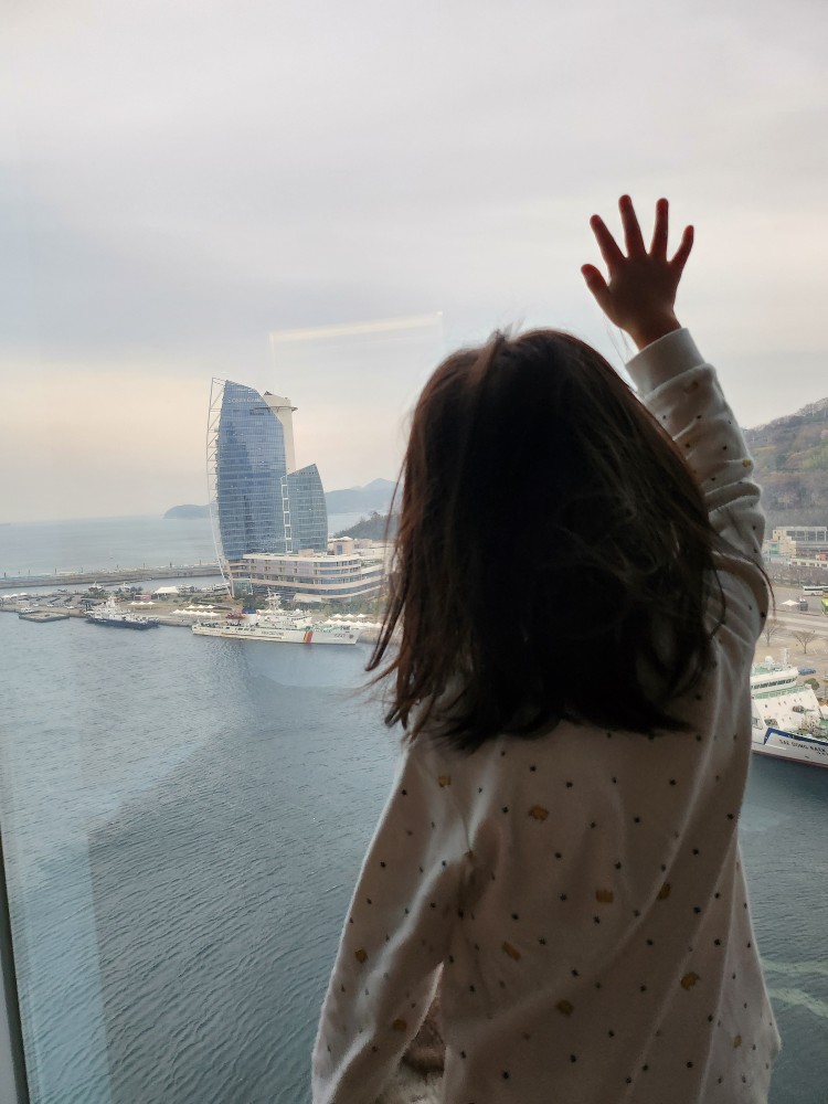 바다를 보는 아이