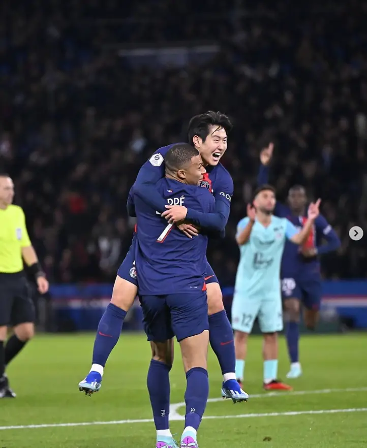 이강인- 축구장 잔디밭 파란유니폼을 입은 선수에게 달려가 껴안겨 기뻐하는 이강인