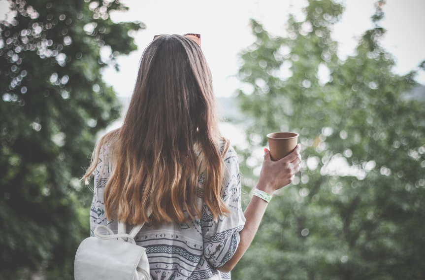 풍경 감상하며 커피 마시는 여자 여행객