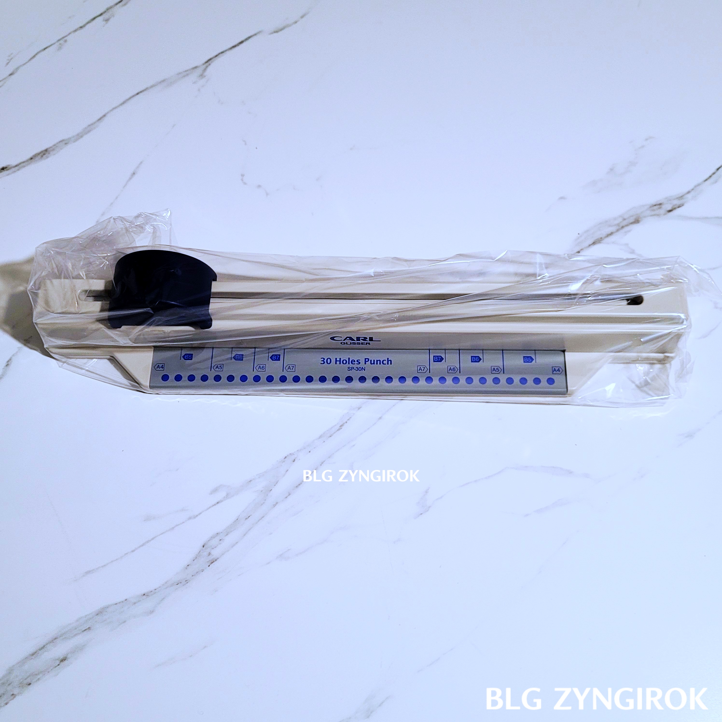 비닐봉지에-싸여있는-GLISSER가-테이블에-놓여있다.