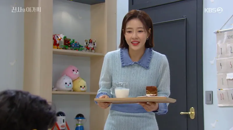 우유와 케익을 들고 있는 여자