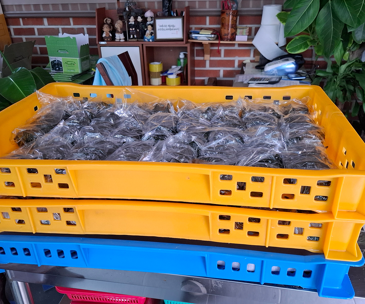 두부판 같은 곳에 포장하여 담겨 있는 모습