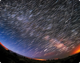 밤하늘의 별 사이를 지나가는 여러 인공위성들의 궤적 모습