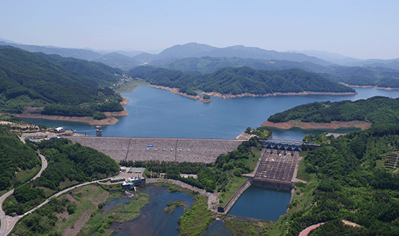 전북 진안군에 위치한 용담댐 전경사진