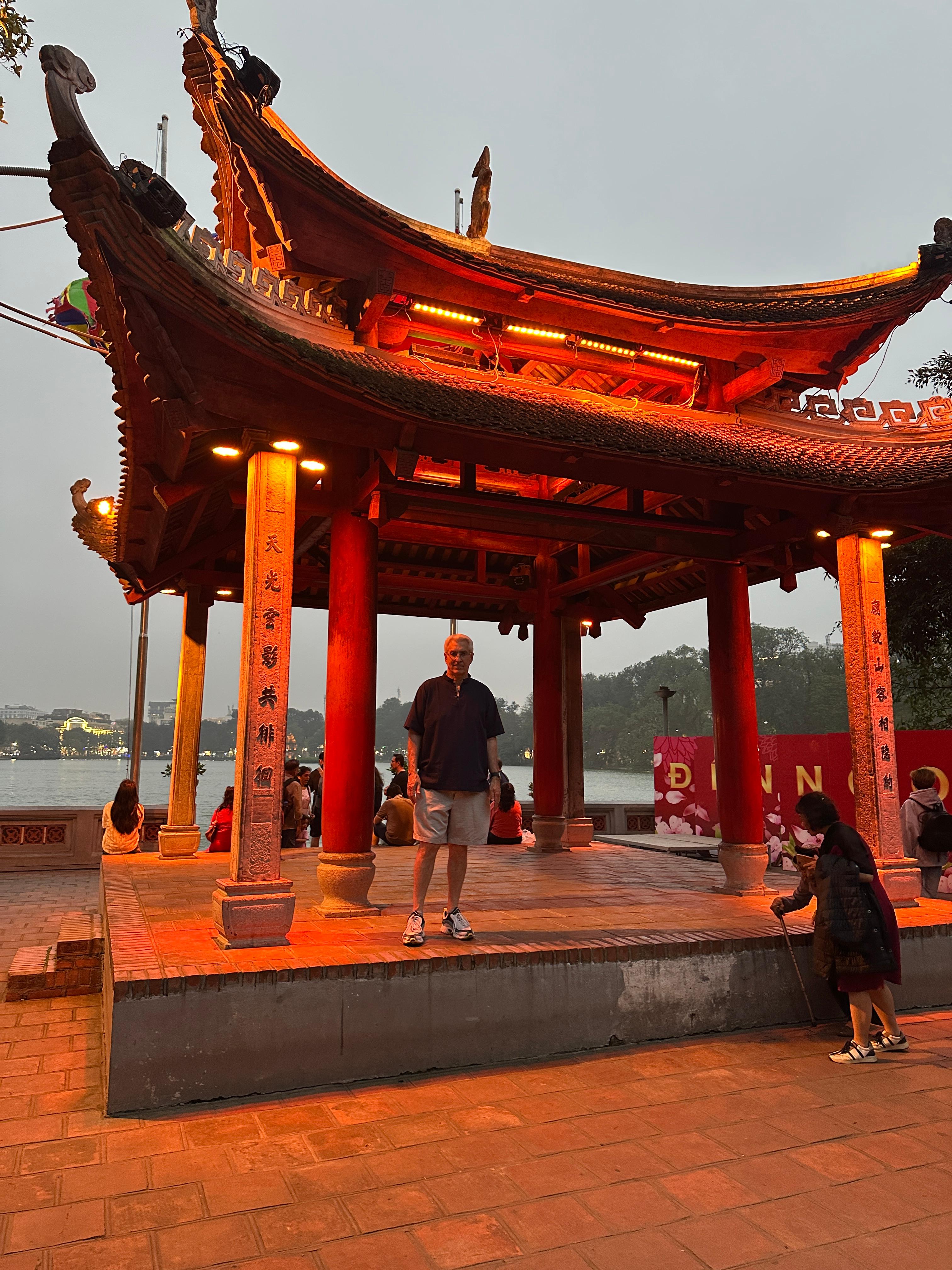 호안끼엠 사원의 멋진 정자