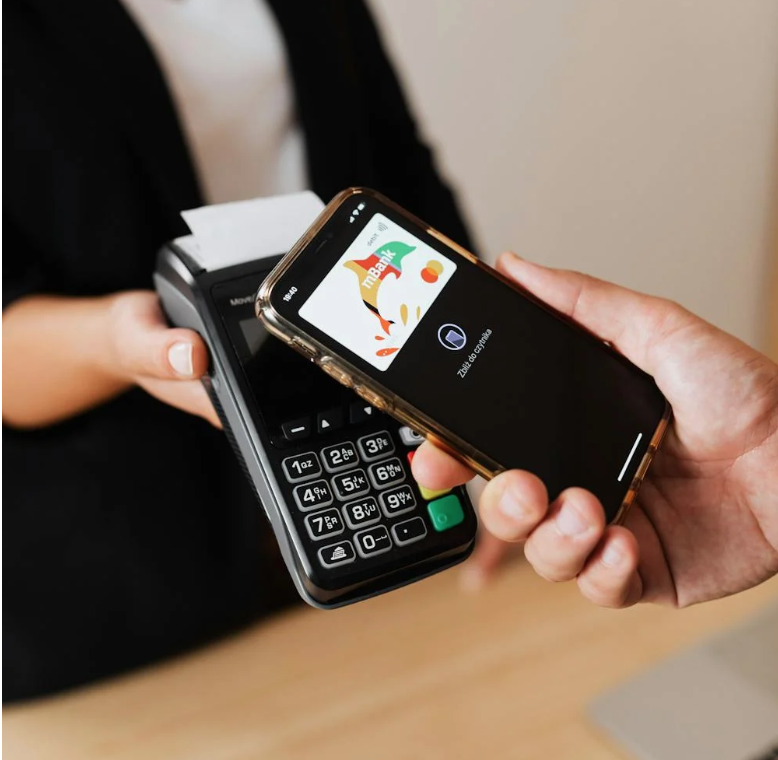 모바일 결제와 지역화폐 사용을 떠올리게 하는 이미지