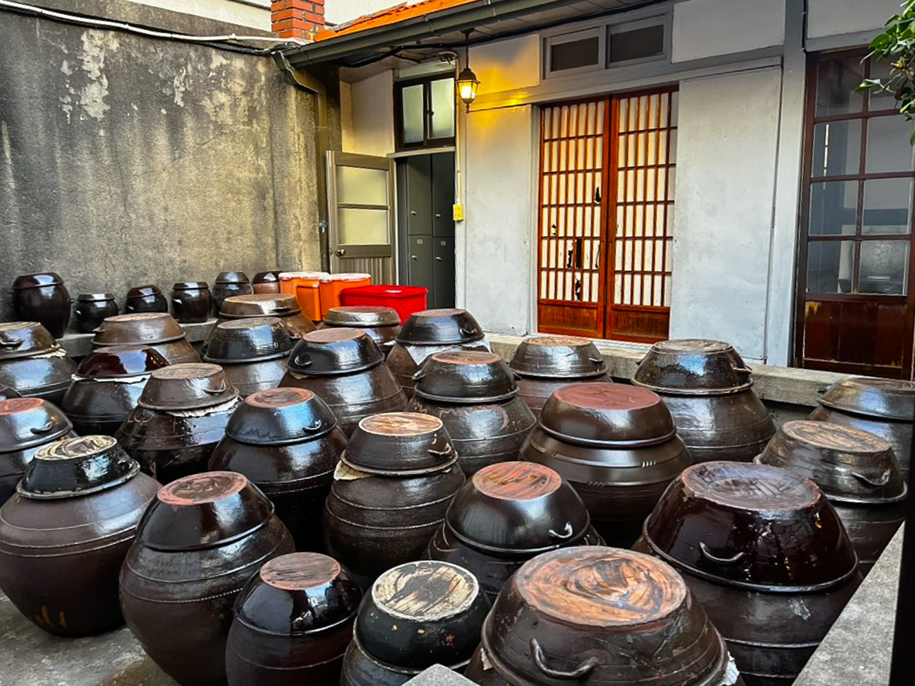 천황식당 장독대