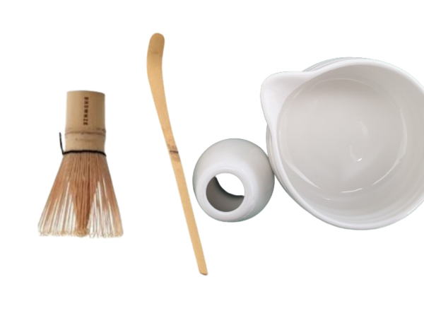 왼쪽 부터 대나무로 된 차선, 차시 그리고 세라믹으로 된 차선대와 다완 총 4개