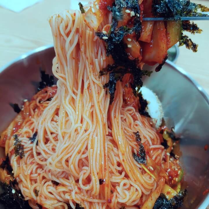 우이동멸치국수-비빔국수-젓가락으로-들어올리는중