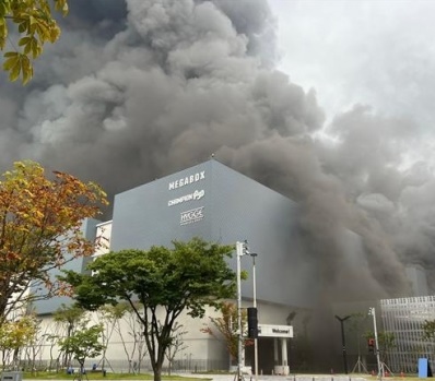 연기가 자욱한 현대아울렛