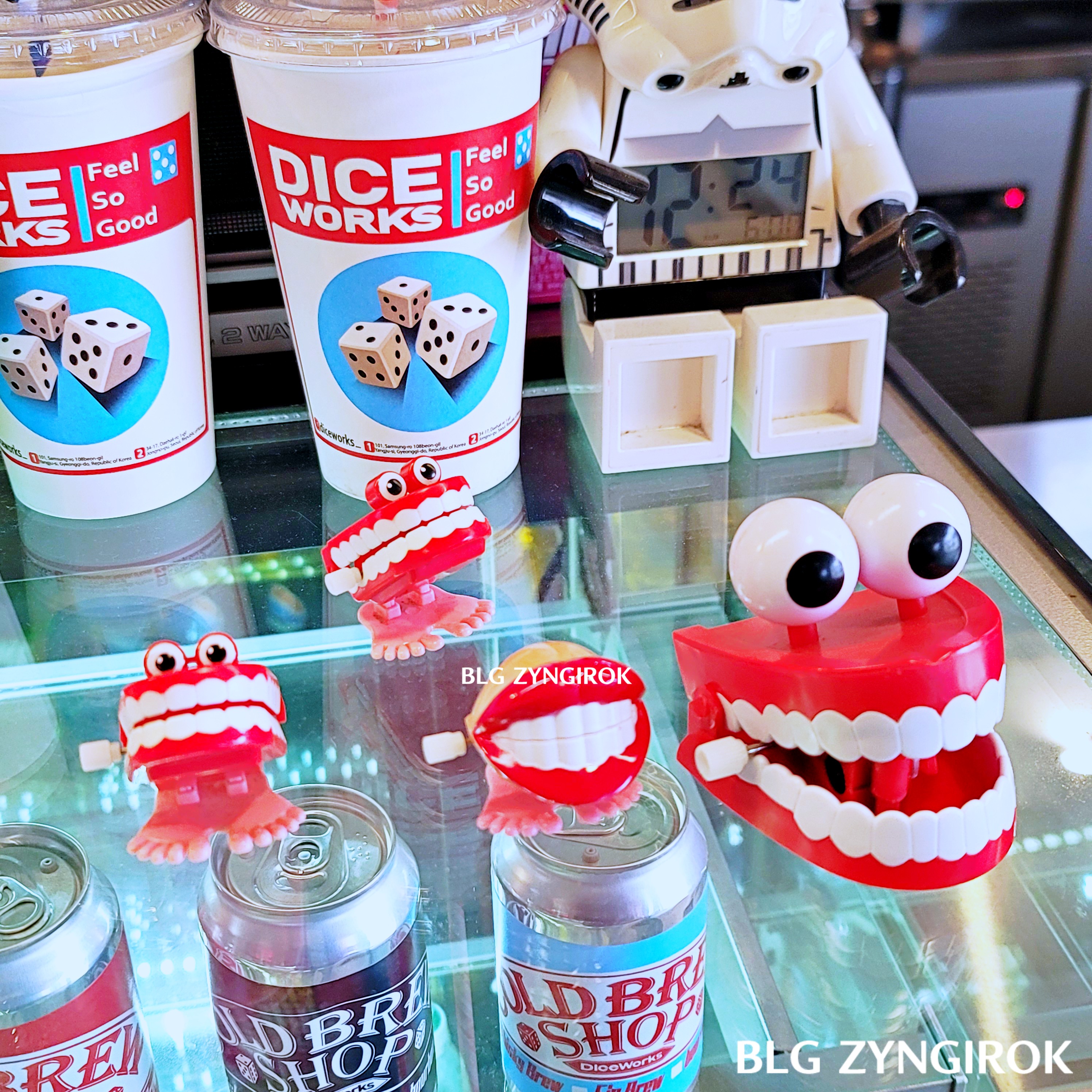 양주 카페 DICE WORKS - 판매대 장식 모습이다.