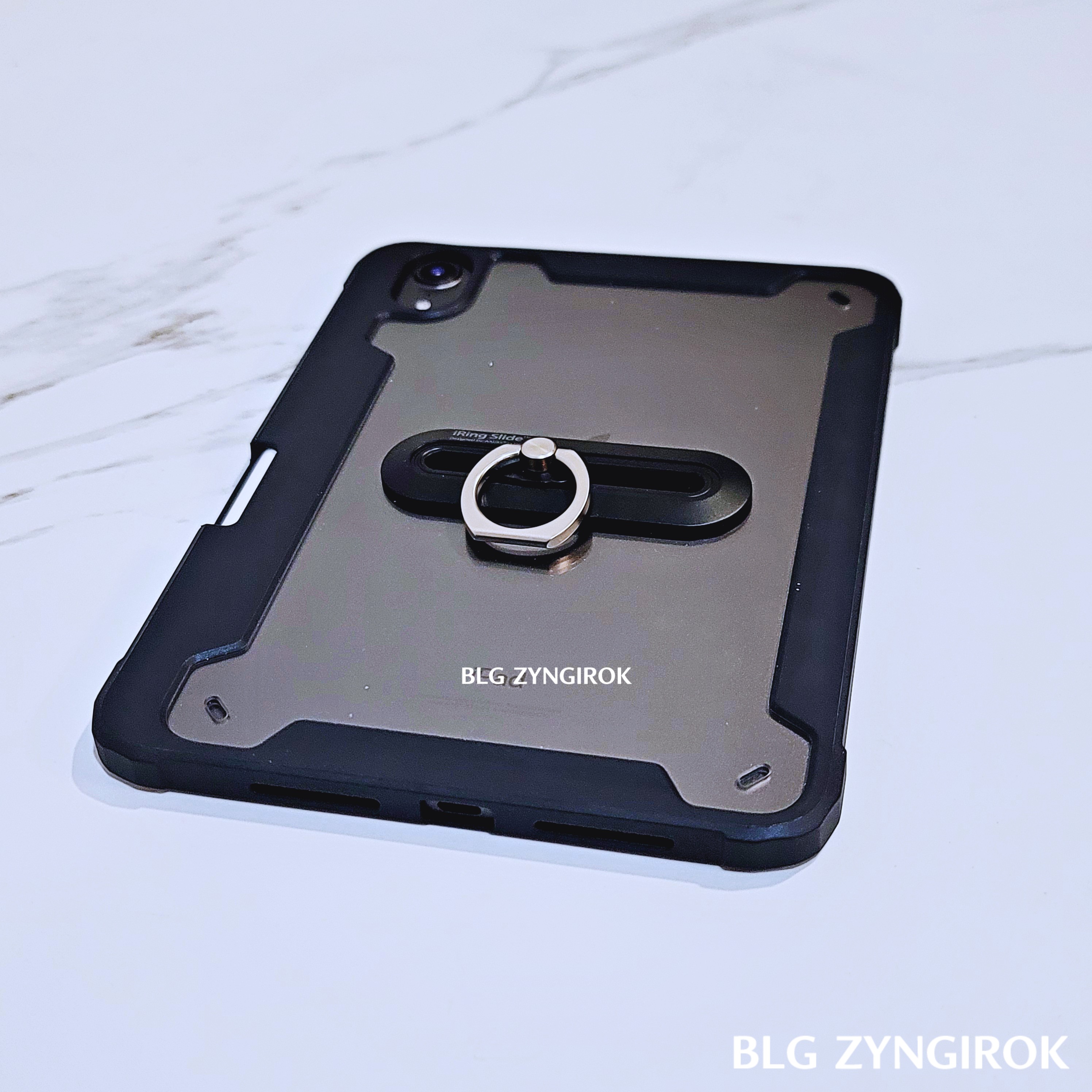 iRIng Slide를 부착한 아이패드가 테이블 위에 놓여있는 모습이다.