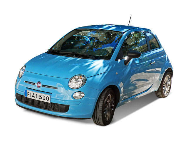 파란색 FIAT 500 경차 차량의 측면 정면 사진