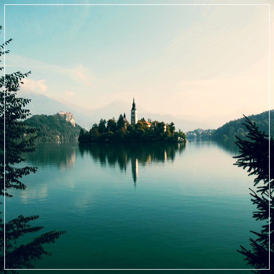 호수 위에 떠 있는 작은 섬 위의 성의 모습