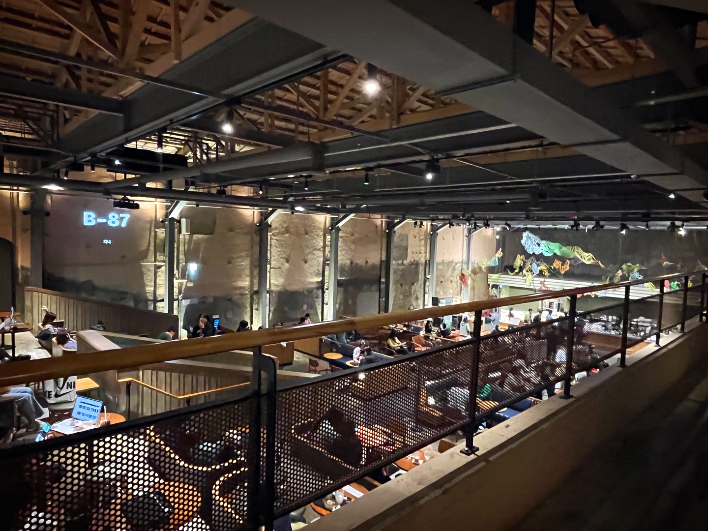 스타벅스 경동1960점 2층에서 내려다본 내부