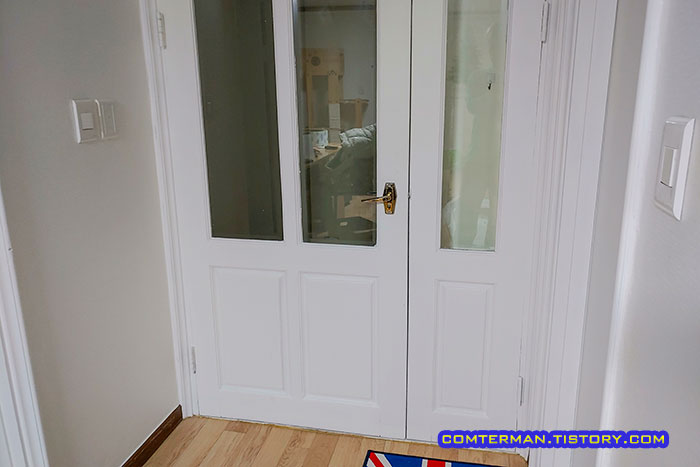 오래된 중문 틈새 막기