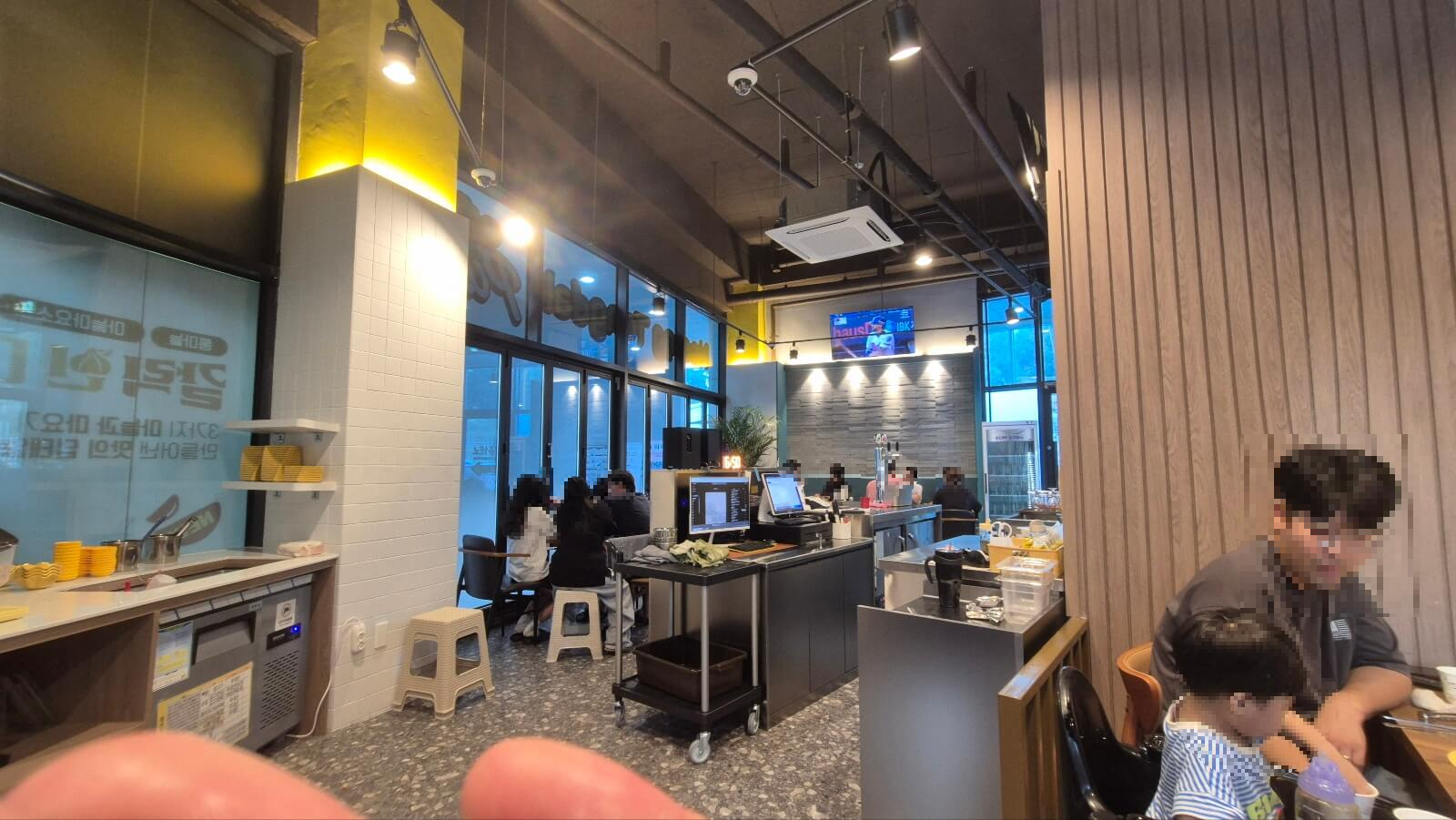 노랑통닭 군산디오션점 내부