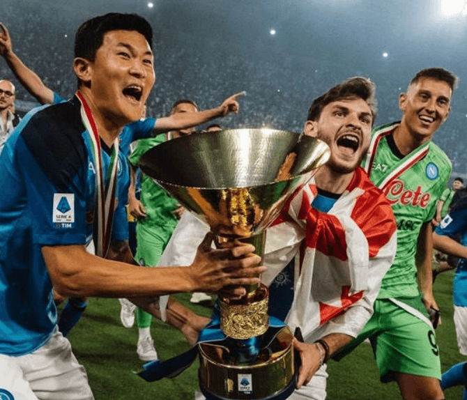 트로피를 받고 기뻐하는 김민재 선수