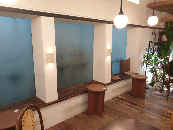 벽면 좌석들. 연인들이 많이 찾는 곳이었다.