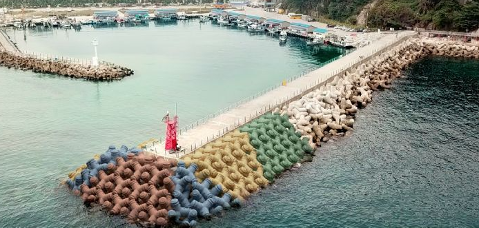 알록달록 색을 입힌 테트라포트가 쌓여진 방파제 사진