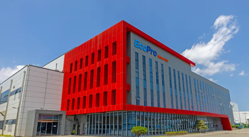 에코프로머티리얼즈-빨간색과-회색-사옥-사진