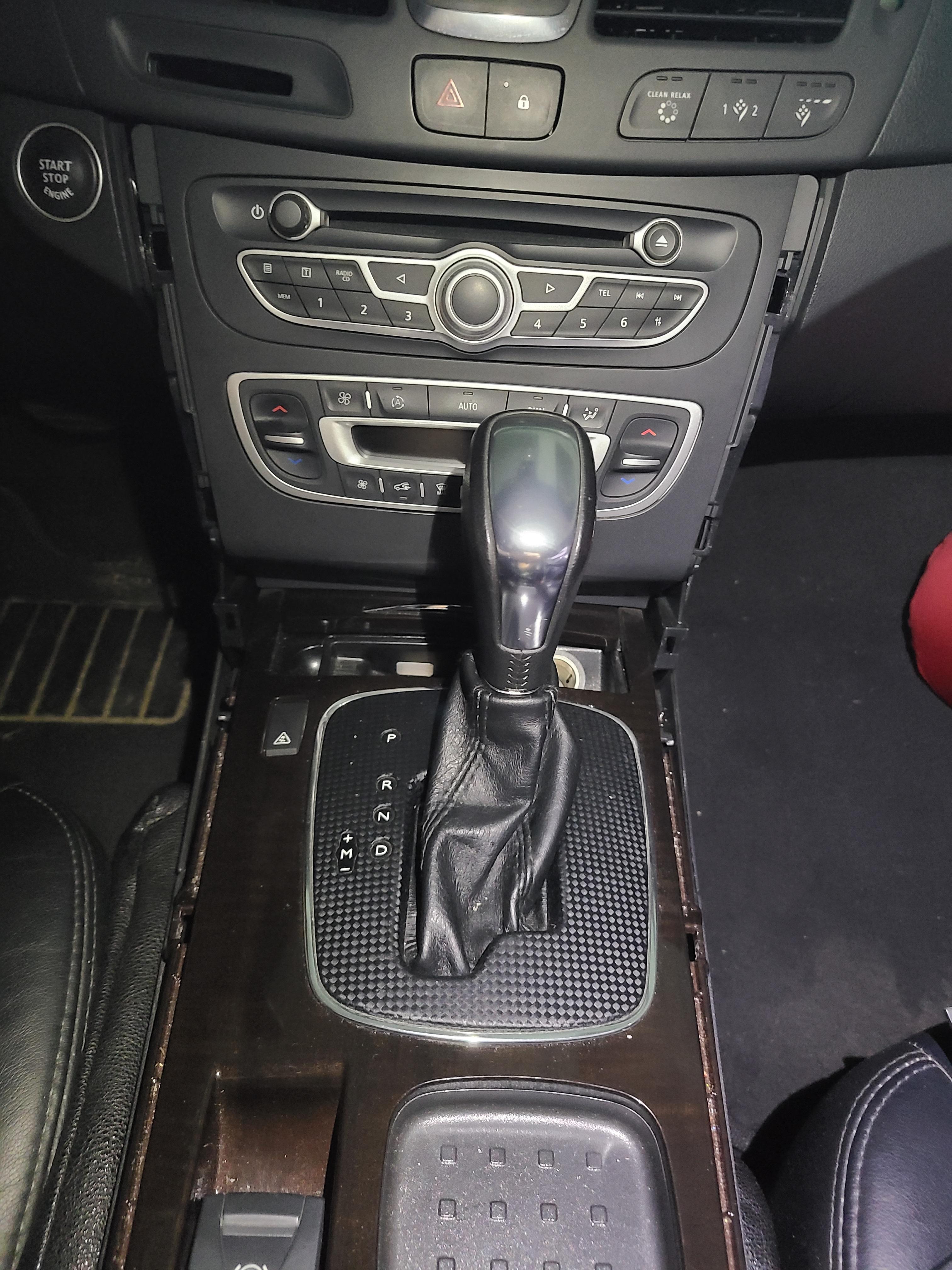 뉴sm5 내장재 탈거된 모습