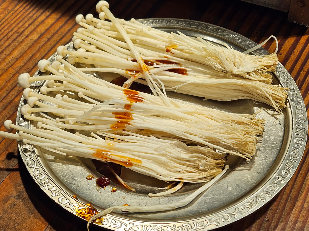 오사카 야키니쿠 돈돈 팽이버섯 구이