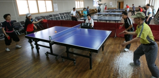 탁구를 즐기는 노인들