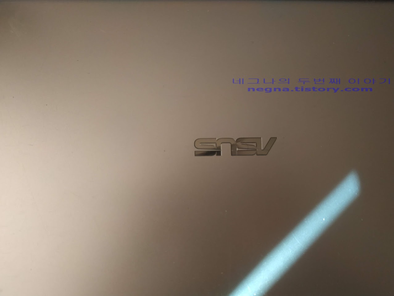 ASUS 비보북 15 R564D 노트북 전면.