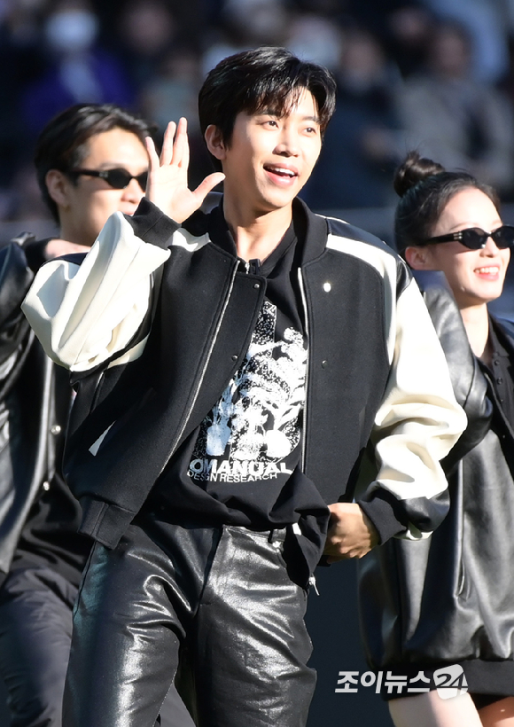 가수 임영웅이 8일 오후 서울월드컵경기장에서 펼쳐진 &#39;하나원큐 K리그1 2023&#39; FC서울 대 대구FC의 경기에서 하프타임 때 아이브 &#39;애프터 라이크&#39;에 맞춰 멋진 공연을 선보이고 있다. [사진=정소희 기자]