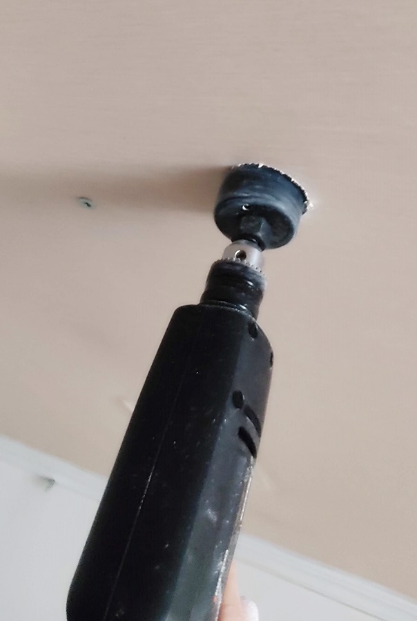 홀쏘를 이용하여 동그랗게 구멍을 뚫어줌