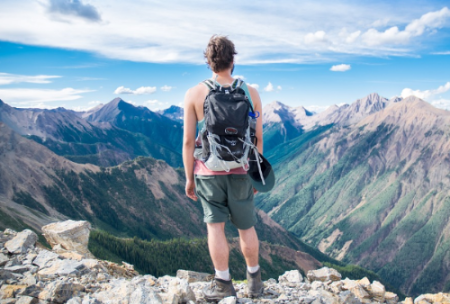 혼자서 여행을 하며 경치를 바라보고 있는 모습