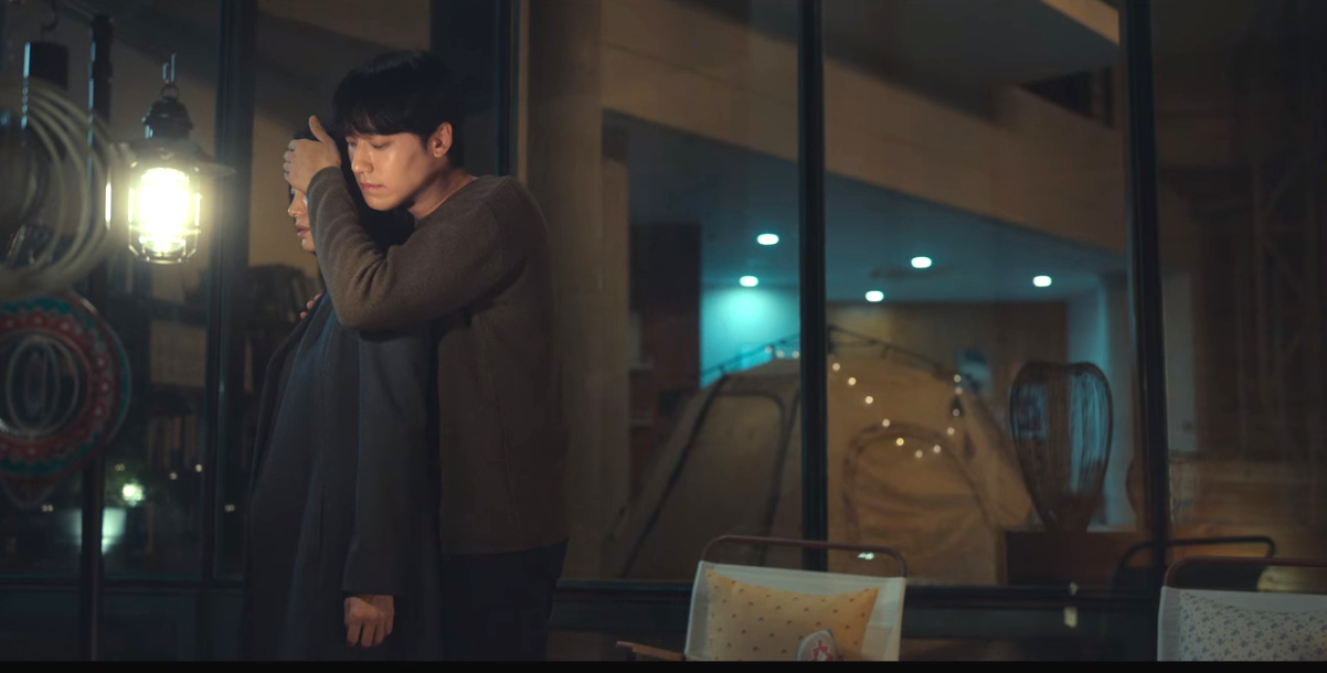 더글로리 9화, 열 재는 척 동은을 뒤에서 안아주는 여정