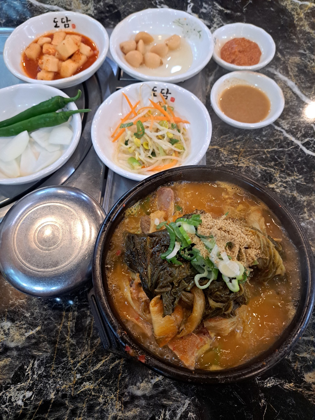 우거지가 가득 들어간 맛있는 돌솥 뼈다귀해장국 감지탕 맛집 거제도 맛집
