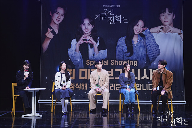 남녀-주인공-4명이-제작발표회에-나와-인터뷰-하는-사진입니다.
