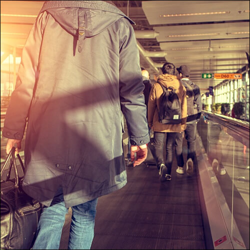 공항에서 이동하는 사람들