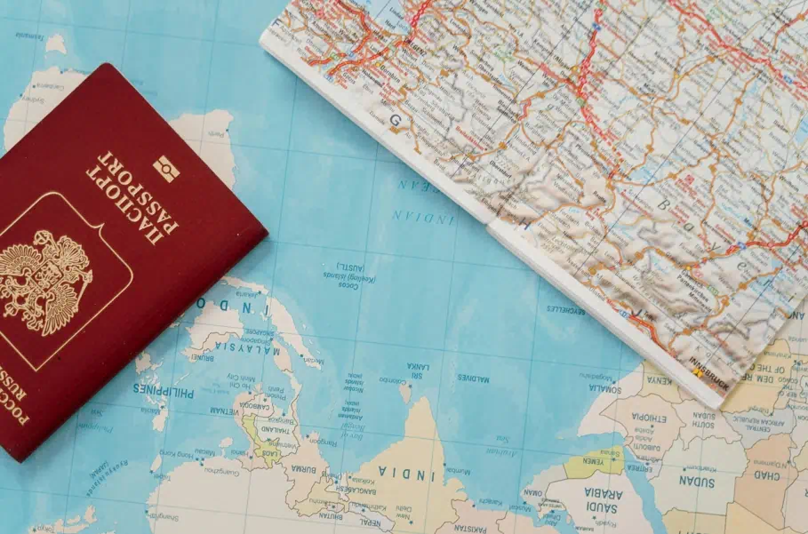 여권과 세계지도 이미지