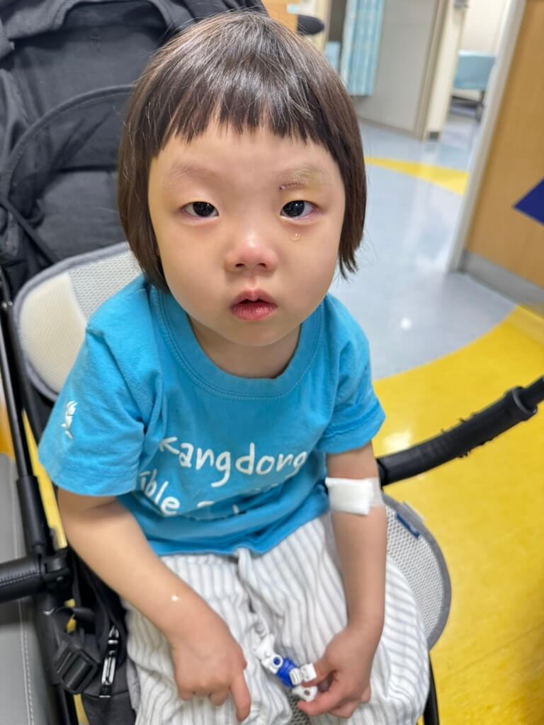 유모차에서 울고 있는 여자아이