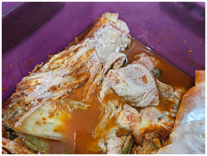 김치 위의 하얀 곰팡이, '골마지'란?